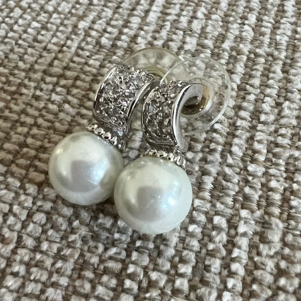 Handcrafted silver and pearl earrings - Picture 4 of 5
